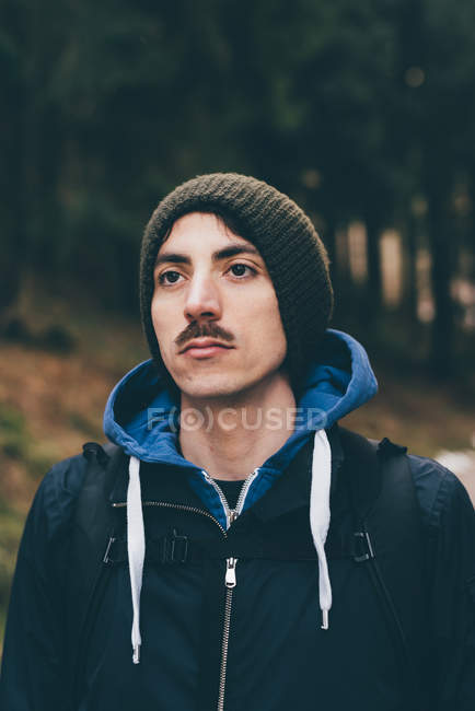 Randonneur portant un chapeau tricoté en forêt — Photo de stock
