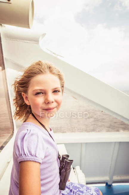 Портрет молодої дівчини на човні — стокове фото