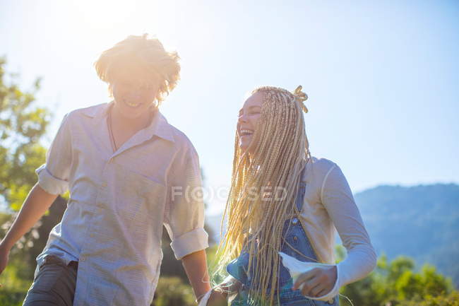 Пара сміється на сонячному світлі — стокове фото