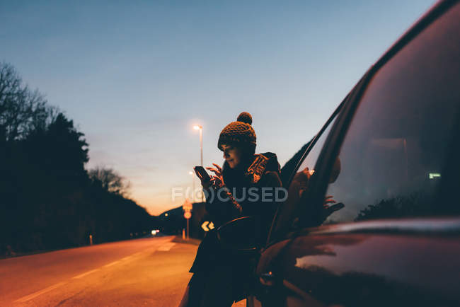 Donna guardando smartphone — Foto stock