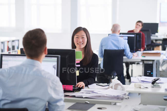 Colleagues working in office — Stock Photo