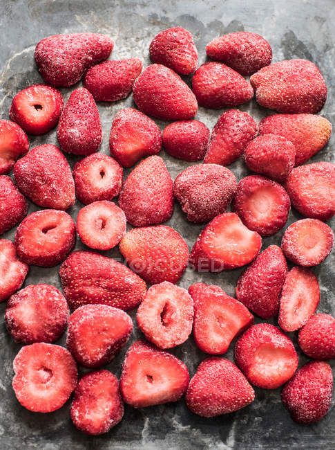 Halbierte gefrorene Erdbeeren — Stockfoto