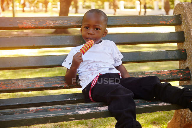 Boy eating ice lolly — Stock Photo