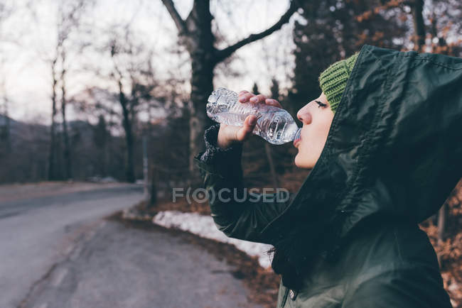 Female hiker drinking water — Stock Photo