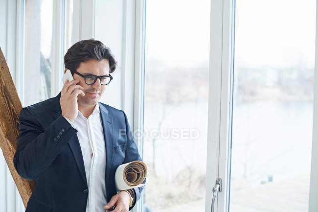 Diseñador masculino haciendo llamada de smartphone - foto de stock