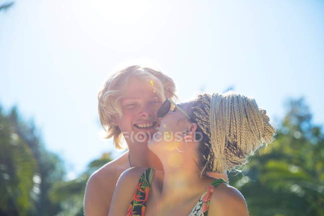Ridendo giovane coppia a bordo piscina — Foto stock