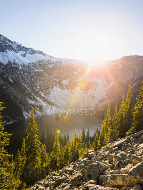 Luce del sole sulla catena montuosa a cascata — Foto stock