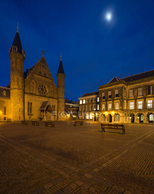 Binnenhof illuminé la nuit — Photo de stock