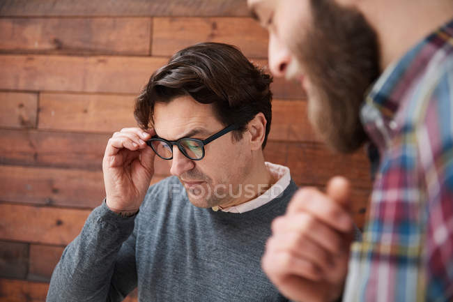 Diseñadores masculinos mirando hacia abajo - foto de stock