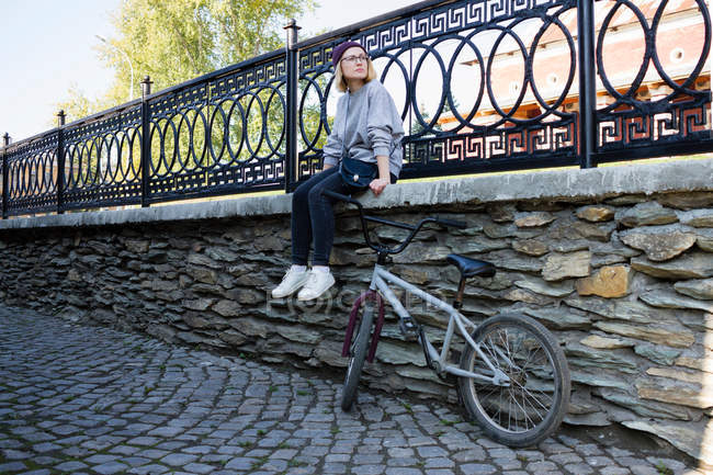 Молода жінка BMX велосипедистка — стокове фото