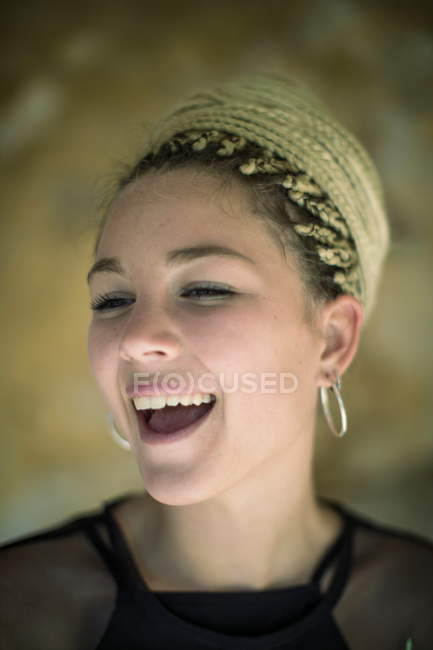 Молода жінка з дредлоками — стокове фото