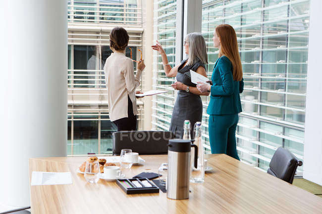Femmes d'affaires parlant dans la salle de réunion — Photo de stock