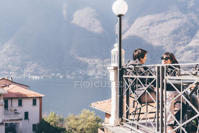 Couple at lakeside terrace restaurant — Stock Photo