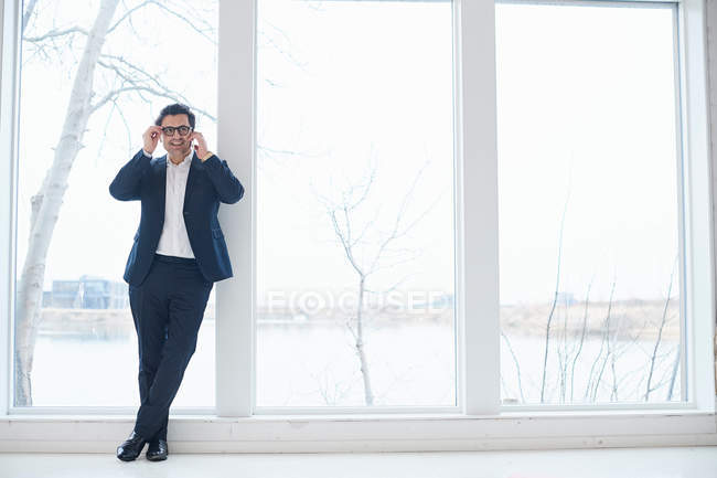 Designer masculino fazendo chamada smartphone — Fotografia de Stock