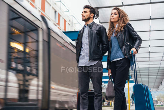 Ehepaar wartet auf Straßenbahnsteig — Stockfoto