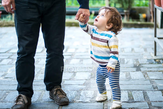Father and young son holding hands — Stock Photo