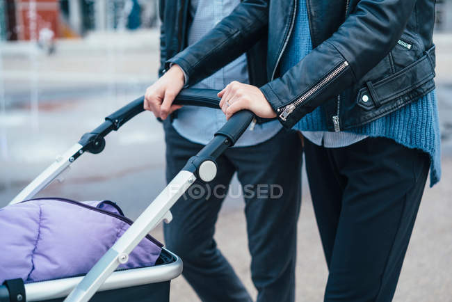 Пара прогулок с коляской — стоковое фото