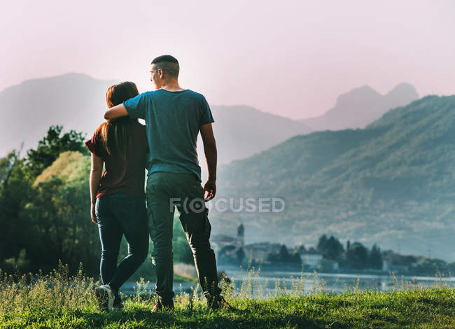 Paar steht in ländlicher Umgebung — Stockfoto