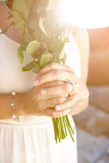 Reife Frau mit einem Strauß Rosen — Stockfoto