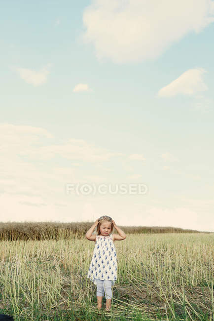 Femmina bambino nel campo di grano — Foto stock