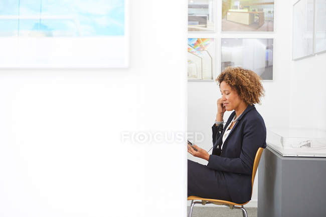 Жінка-дизайнер сидить в офісі — стокове фото