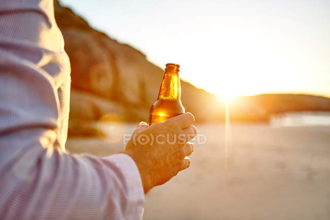 Hombre sosteniendo botella de cerveza - foto de stock