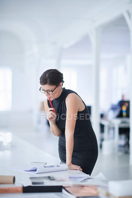 Бізнес-леді, що працює в офісі — стокове фото