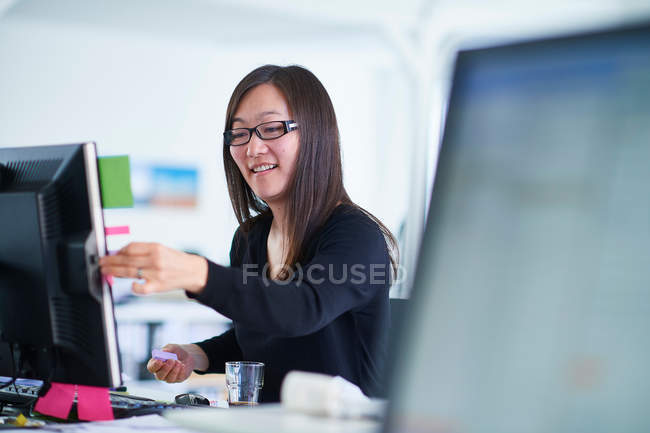 Деловая женщина в офисе с помощью компьютера — стоковое фото