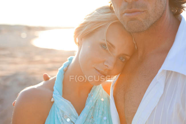 Couple se serrant dans ses bras — Photo de stock