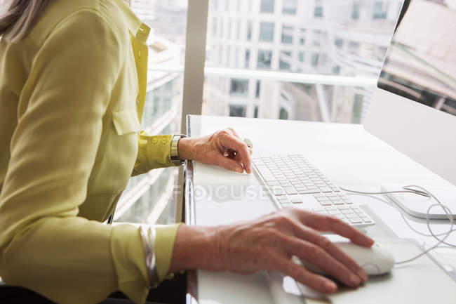 Femme d'affaires travaillant à l'ordinateur — Photo de stock