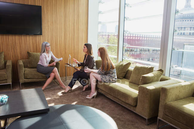 Mulheres de negócios reunião no sofá do escritório — Fotografia de Stock