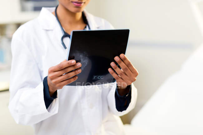 Doctor mirando la imagen de rayos X - foto de stock