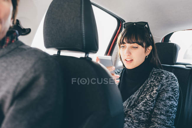 Mulher no banco de trás do carro — Fotografia de Stock