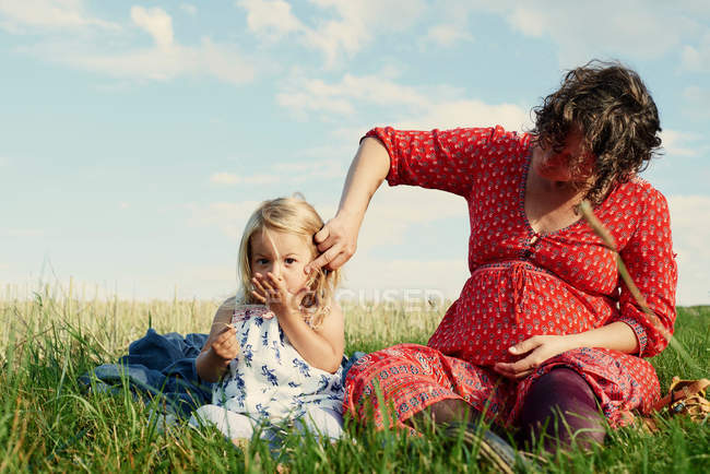 Mulher no campo com a filha da criança — Fotografia de Stock