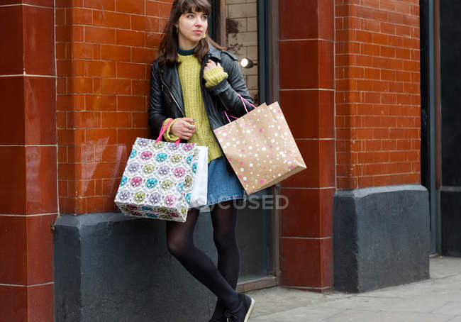 Jeune femme shopper — Photo de stock