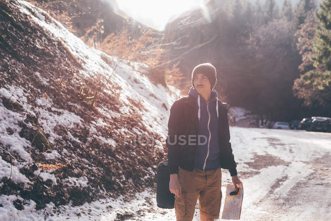 Escursionista maschio guardando dalla strada rurale — Foto stock