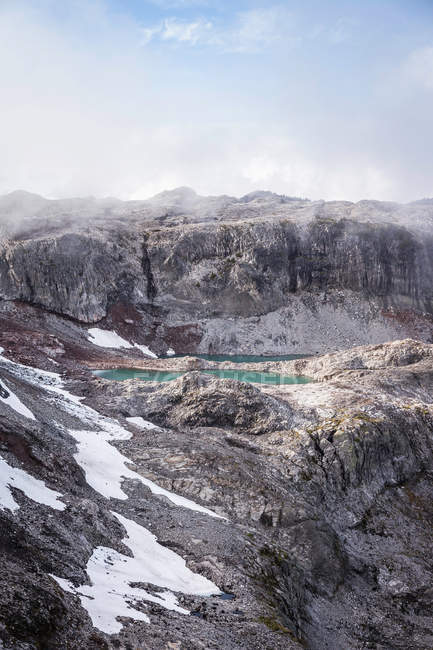 Neve coberto montanhas em cascata — Fotografia de Stock