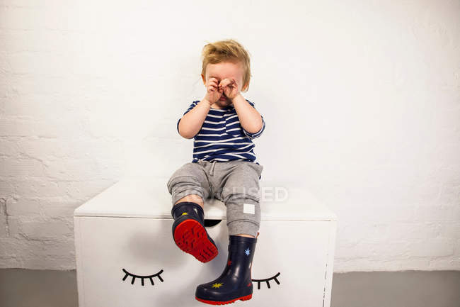 Criança masculina esfregando os olhos — Fotografia de Stock