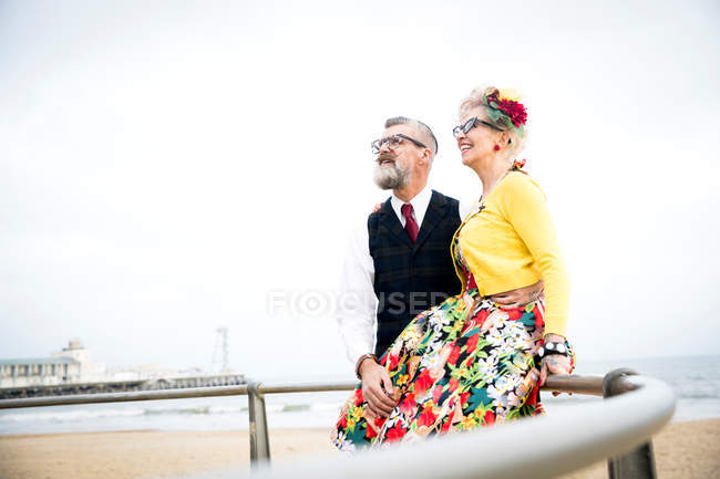 Casal na praia olhando para cima — Fotografia de Stock