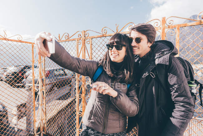 Couple prenant smartphone selfie — Photo de stock