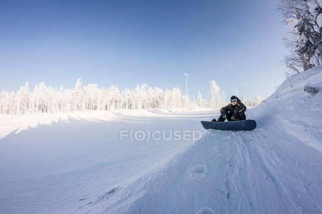 Esquiador descansando en la nieve, Monte Blanco, Sverdlovsk, Rusia - foto de stock