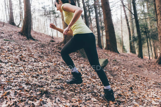 Feminino corredor correndo floresta íngreme — Fotografia de Stock