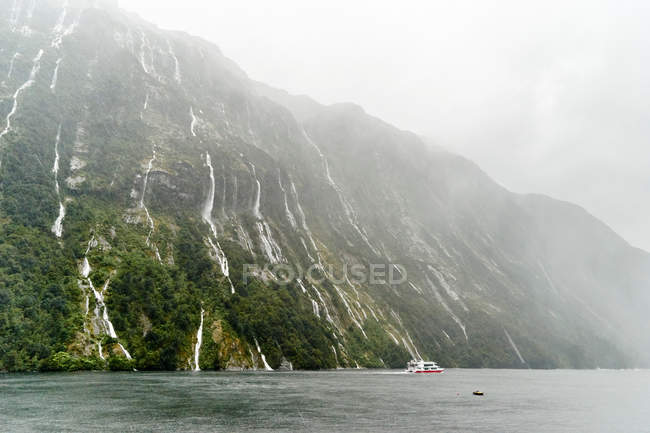 Vista de cascadas y barco - foto de stock