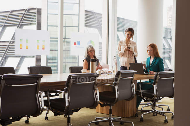 Imprenditrici che preparano la presentazione in sala riunioni — Foto stock