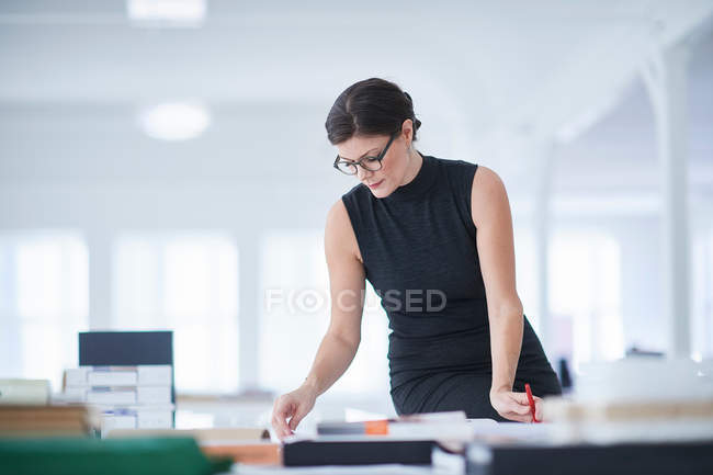 Предпринимательница, работающая в офисе — стоковое фото
