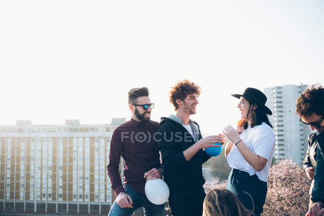 Друзі насолоджуються вечіркою на даху — стокове фото