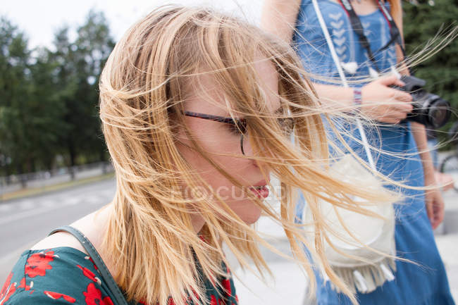 Women sightseeing, side view — Stock Photo