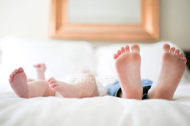 Jovem menina e bebê irmão — Fotografia de Stock