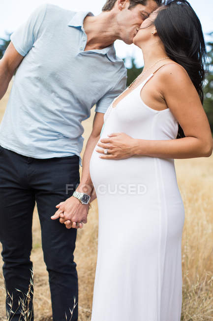 Donna incinta e uomo maturo — Foto stock