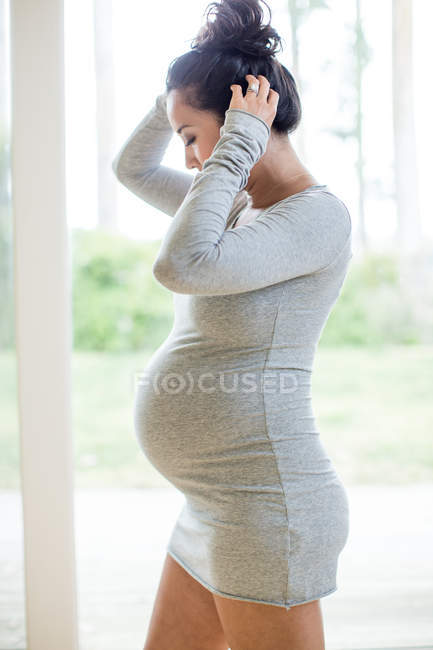 Femme enceinte portant une robe serrée — Photo de stock